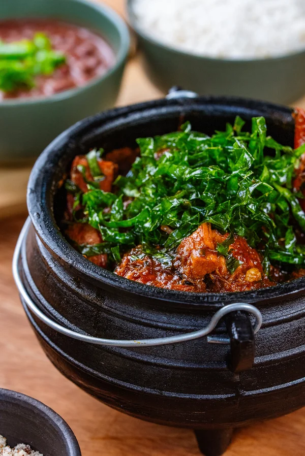 Feijoada servida na panela de barro