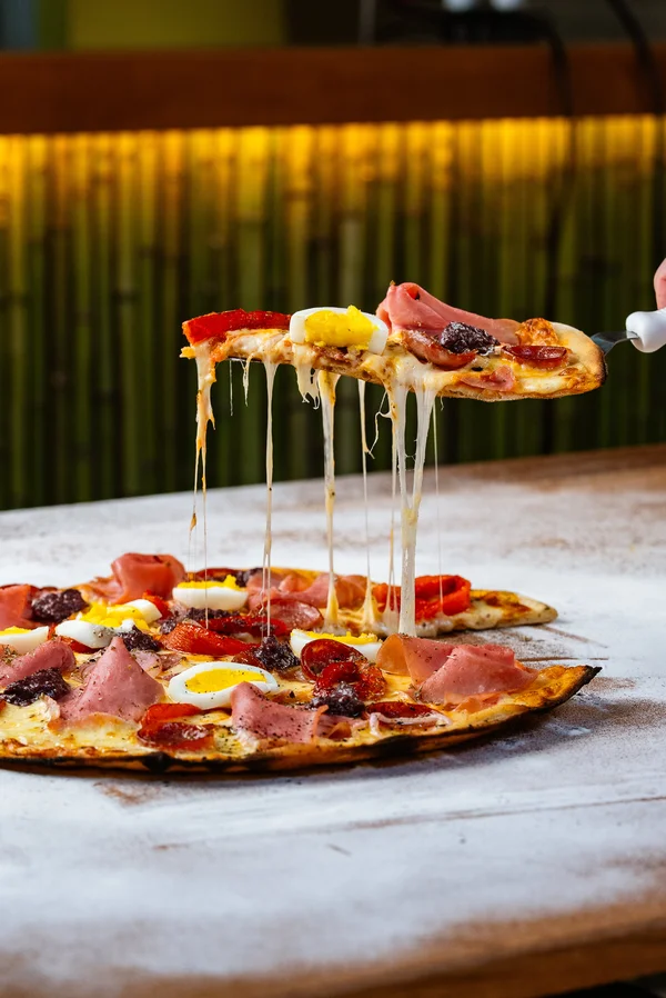 Fatia de pizza com queijo derretendo